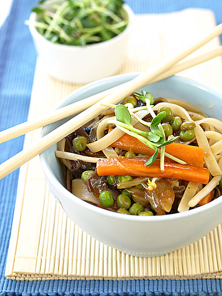 Sma�ony makaron z warzywami i sosem ostrygowym