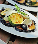 Sa�atka z bak�a�an�w i sera halloumi