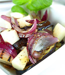 Sa�atka z grillowanych bak�a�an�w, cebuli i sera halloumi