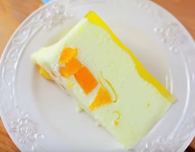 Sernik piankowy z brzoskwiniami