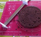 Przek�adanie tortu i przygotowanie do dekoracji mas� cukrow�