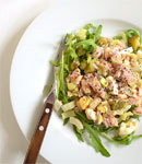 Sa�atka z tu�czykiem i selerem naciowym