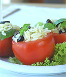 Sa�atka makaronowa podawana w pomidorowych miseczkach