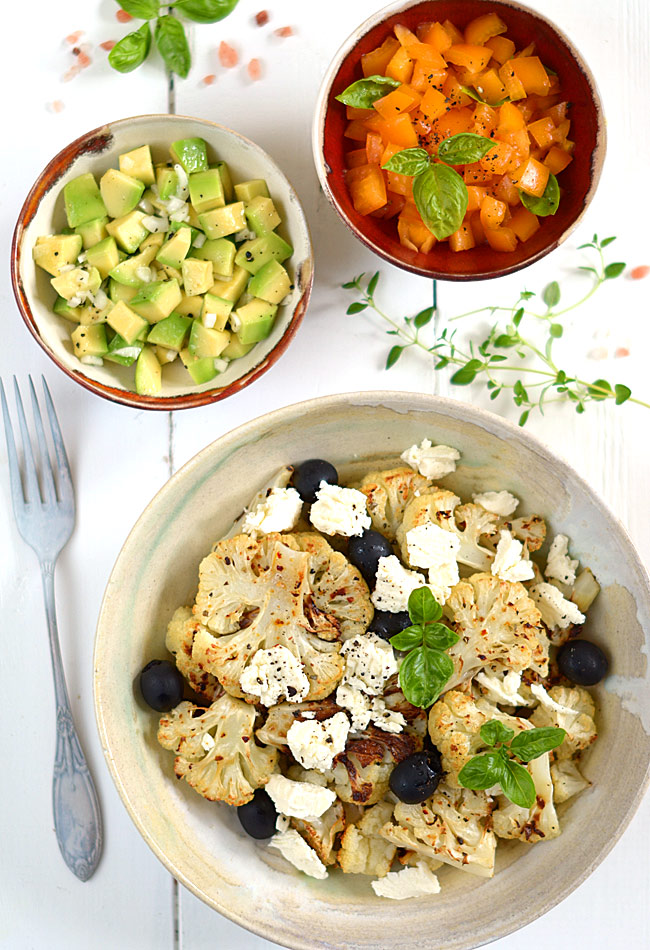 Sa�atka z pieczonego kalafiora z dwoma posypkami