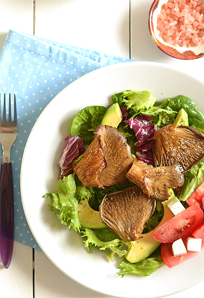 Sa�ata z awokado i pieczonymi boczniakami