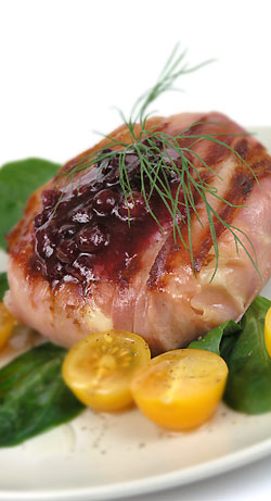 Camembert zapiekany w szynce podawany z przypieczonymi gruszkami