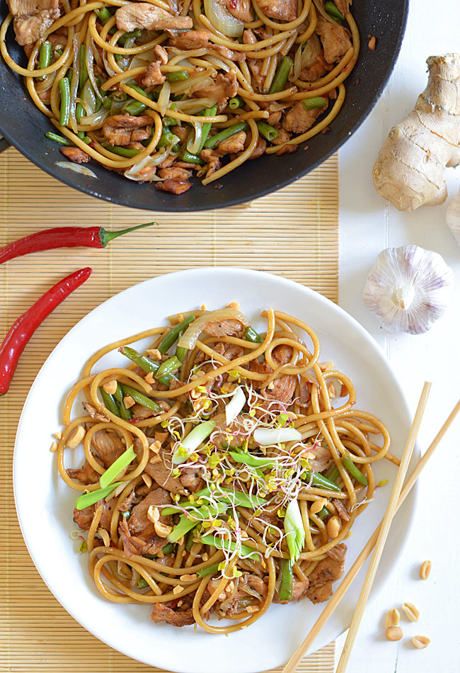 Sma�ony makaron typu chow main z kurczakiem, fasolk� i sosem