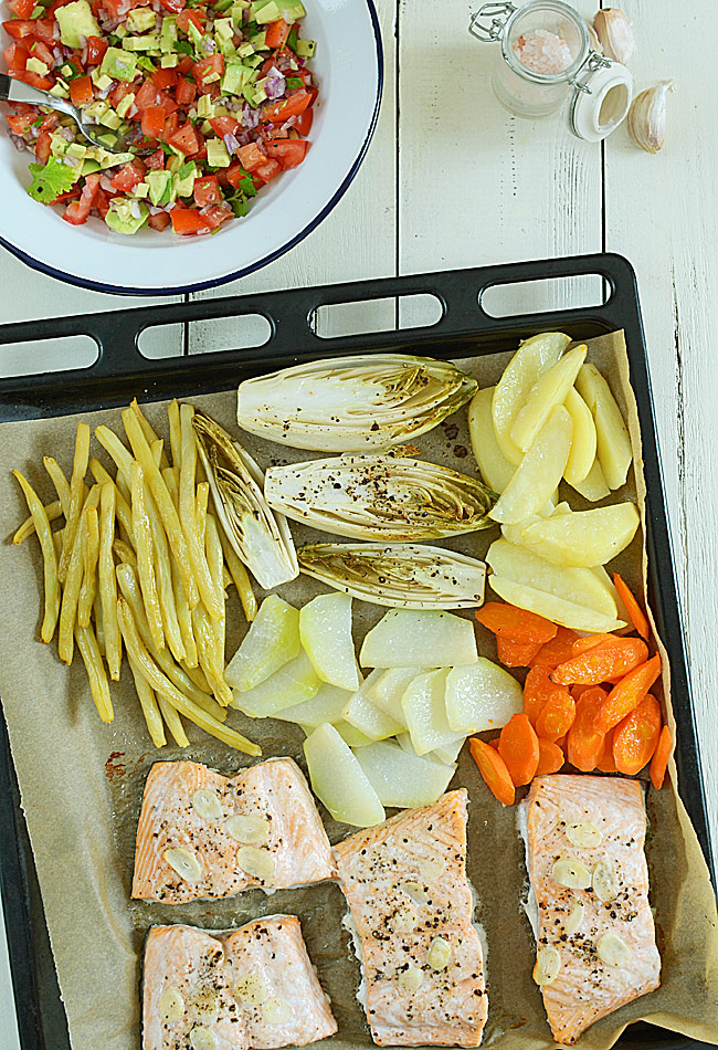 Ryba z blachy z warzywami i sals�