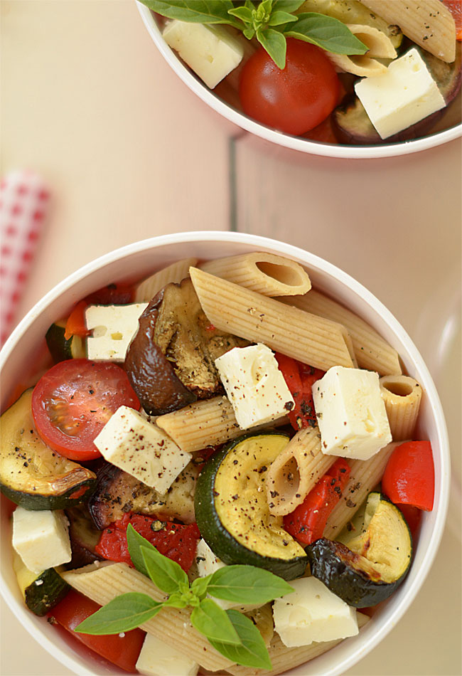 Sa�atka z makaronu i pieczonych warzyw