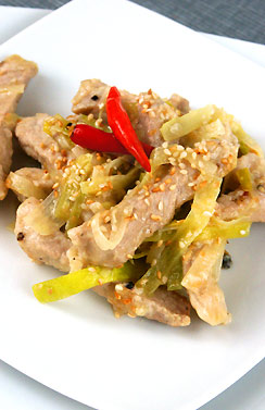 Wieprzowina z porami i sezamem