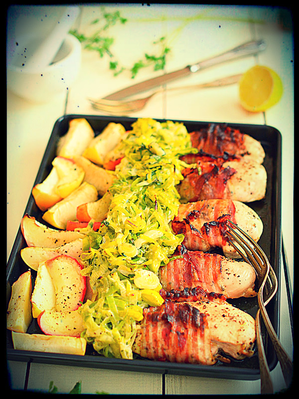 Piersi z kurczaka z boczkiem, jab�kami i porem