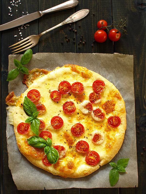 Pizza z mozzarell� i pomidorkami koktajlowymi