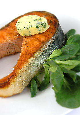 Grillowany �oso� podawany z mas�em cytrynowo-pietruszkowym