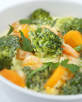 Broku�y z marchewk� i �mietan�