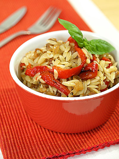 Sa�atka  z makaronu orzo i karmelizowanej cebul