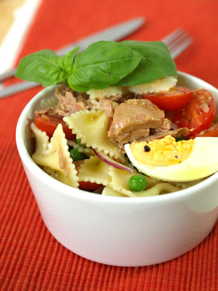 Sa�atka makaronowa z tu�czyka i groszku