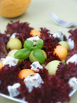 Sa�atka z melona, sera rokpol i bazylii.