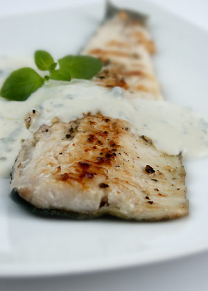 Sma�ony na patelni filet z pstr�ga w sosie serowym