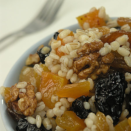 S�odka sa�atka z p�czaku z bakaliami i miodem