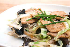 Sma�ony ry�owy makaron z grzybami mun i kurczakiem