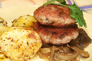 Mielone kotlety z suszonymi grzybami i sosem grzybowym