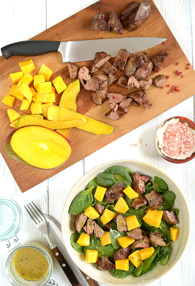 Sa�atka z mango, szpinakiem i w�tr�bk�