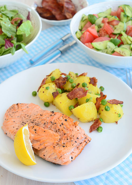  Sma�ony �oso� z sa�atk� z m�odych ziemniak�w i chipsami z boczku