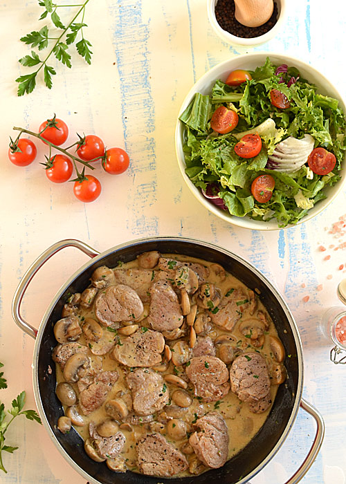 Pol�dwiczki z pieczarkami i zio�ami w sosie ma�lano-winnym