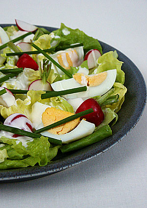 Sa�atka z serem ple�niowym i rzodkiewk�