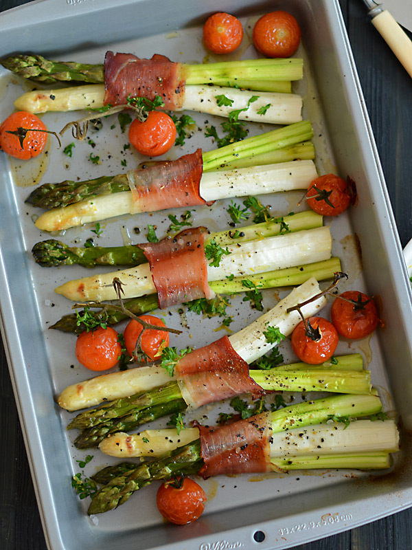 Szparagi zapiekane z szynk� dojrzewaj�c� i podawane z cytrynow� gremolat�