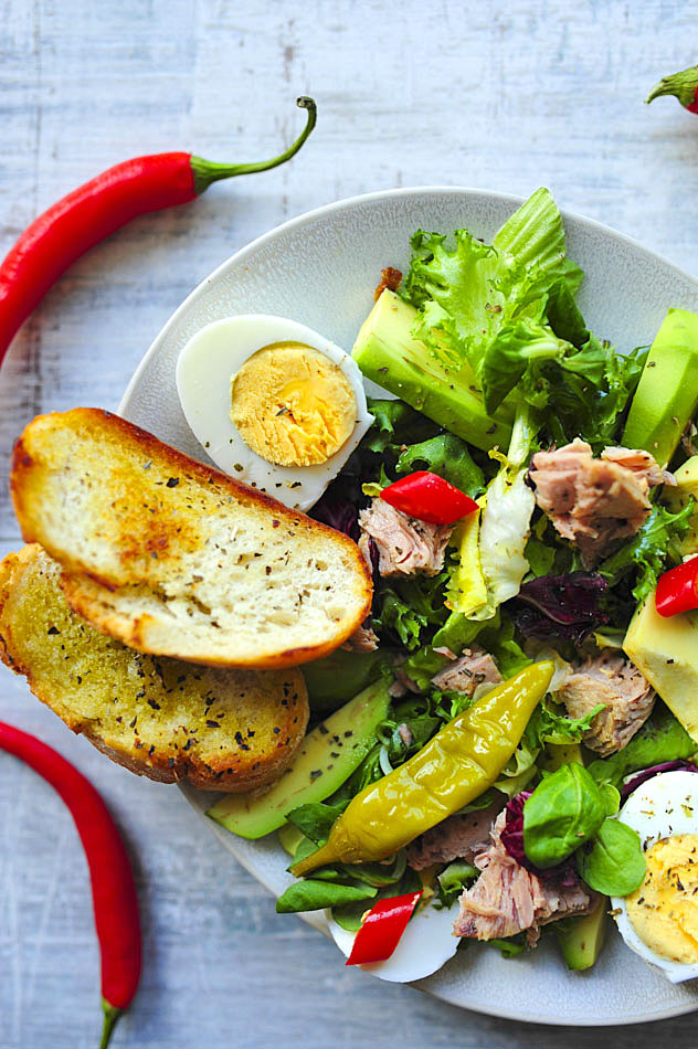 Sa�atka z tu�czykiem i awokado