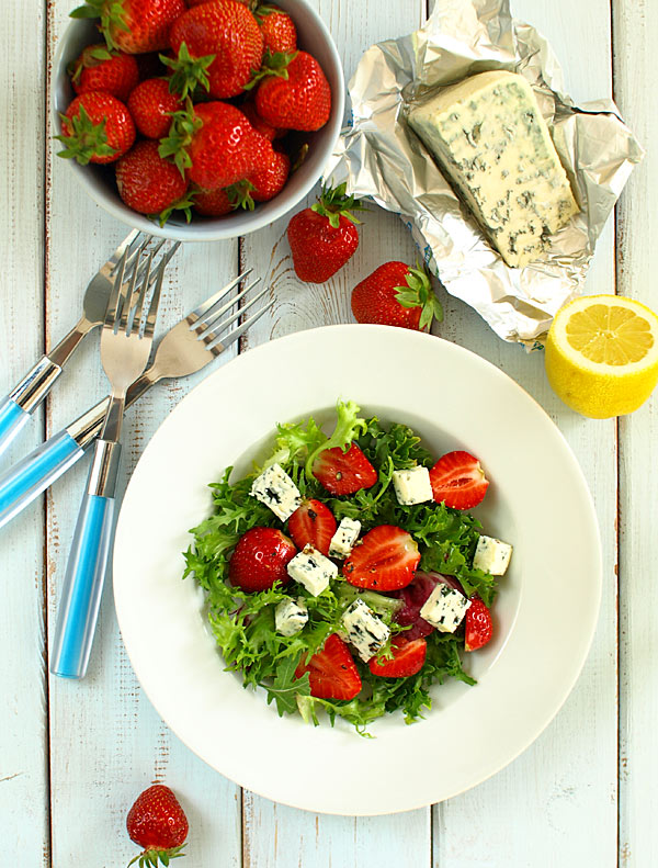 Sa�atka z truskawek i sera ple�niowego