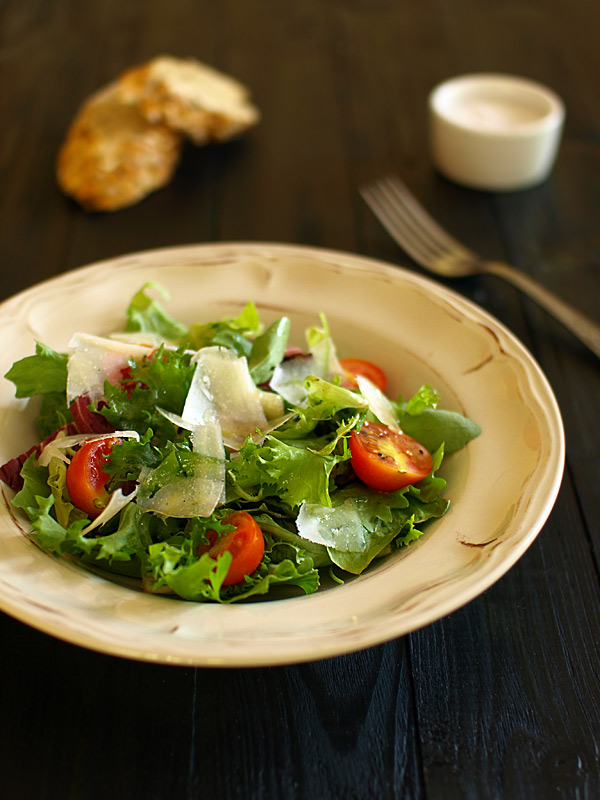 Sa�ata z lekkim dressingiem musztardowym