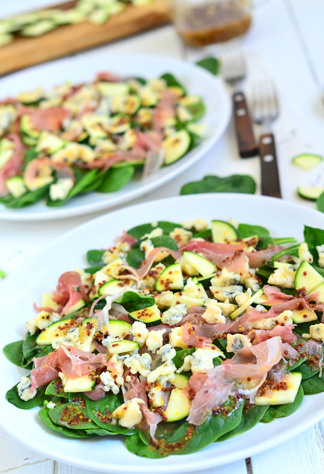 Sa�atka z serem ple�niowym, szynk� i cukini�