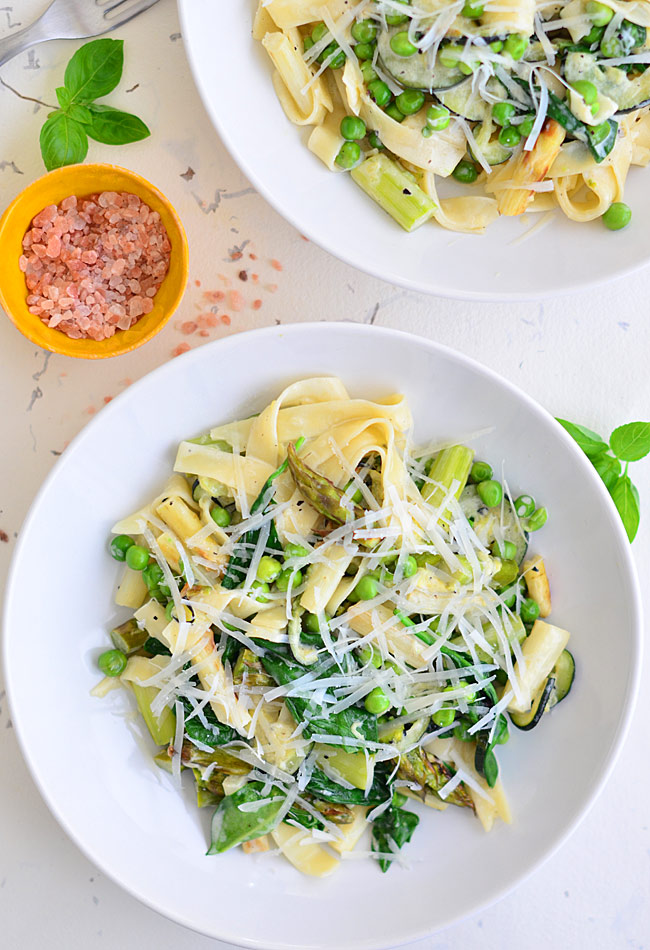 Makaron primavera z wiosennymi warzywami w sosie �mietanowym 