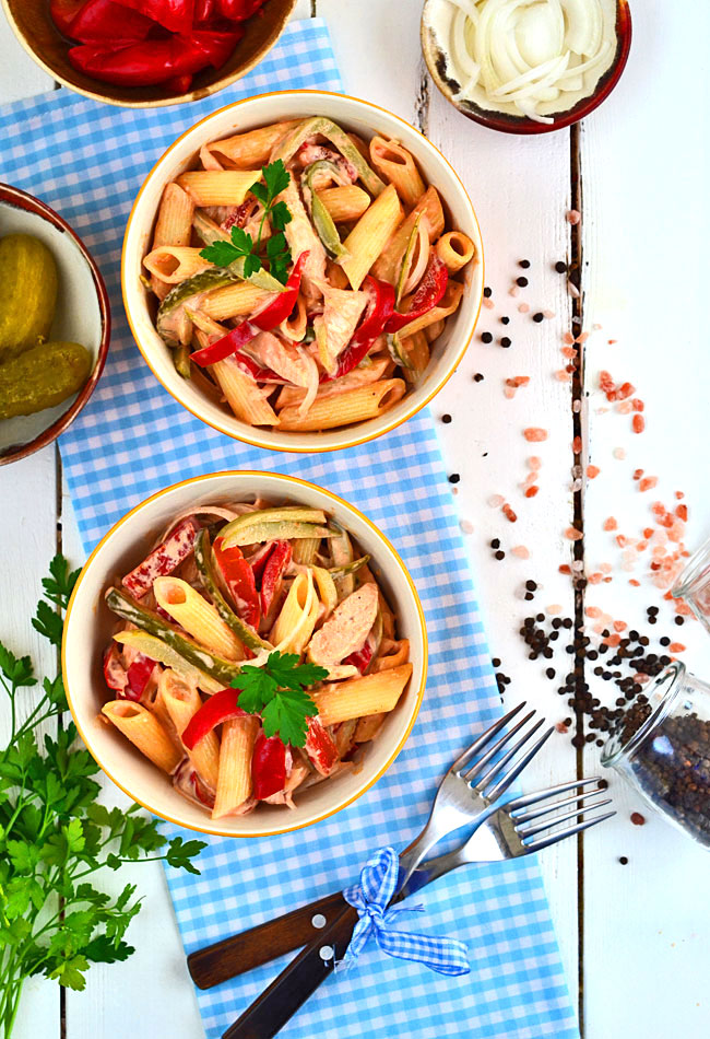 Sa�atka makaronowa z kurczakiem, papryk� i og�rkami konserwowymi