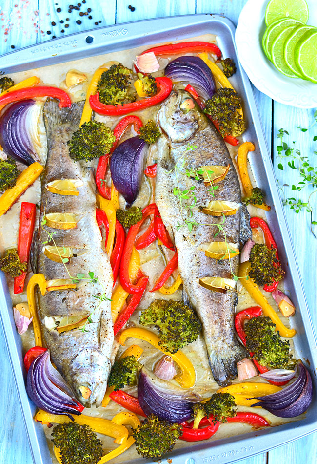 Pieczony pstr�g z warzywami i mas�em tymiankowym