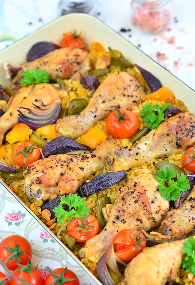 Pieczone udka kurczaka z kasz� bulgur i warzywami