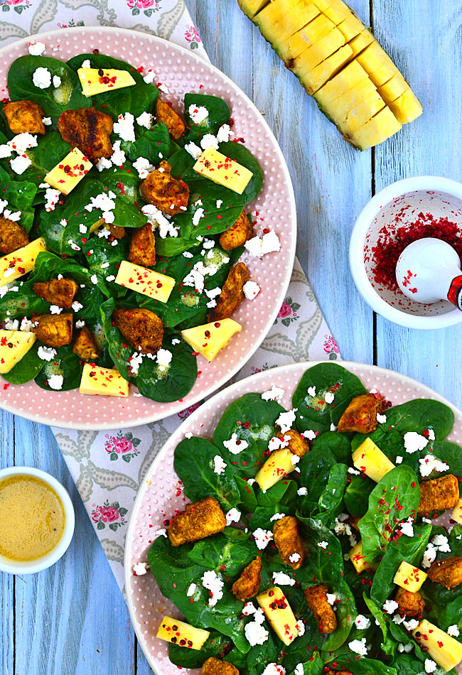 Kolorowa sa�atka z kurczakiem, ananasem i fet� 