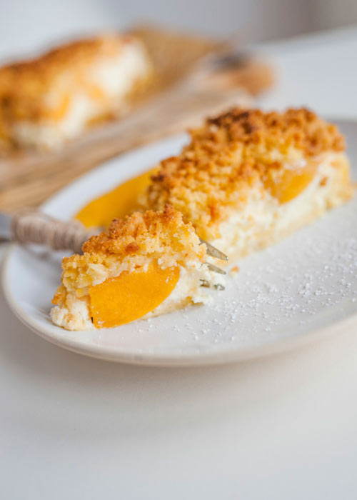 Sernik z brzoskwiniami