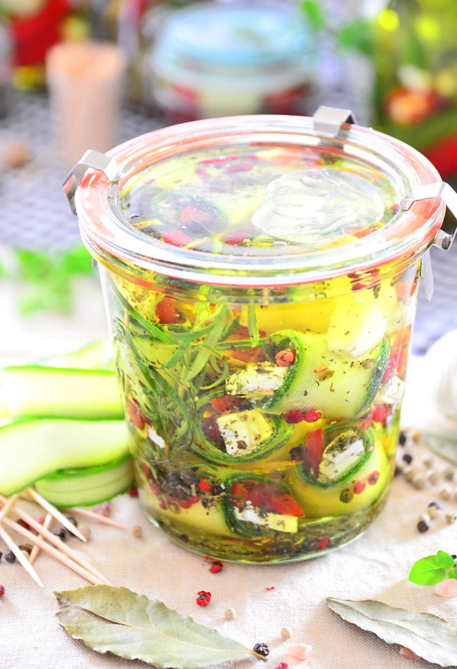 Roladki z cukinii z papryk� i fet� w oleju