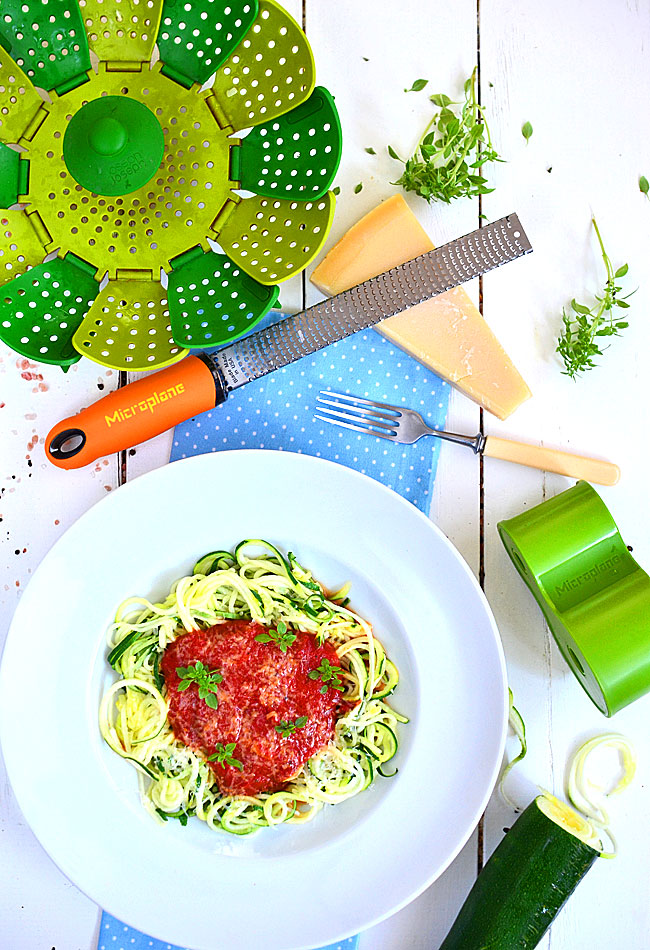 Makaron z cukinii w sosie pomidorowym