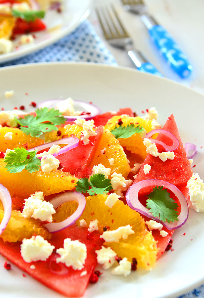 Letnia sa�atka z arbuzem, pomara�cz� i fet�