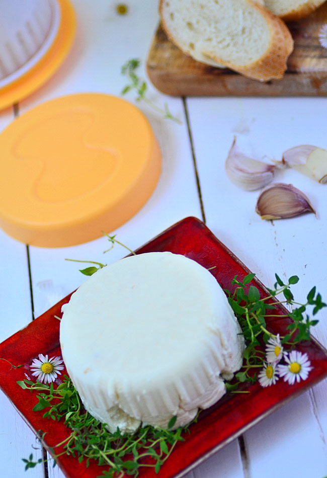 Domowy bia�y ser z czosnkiem