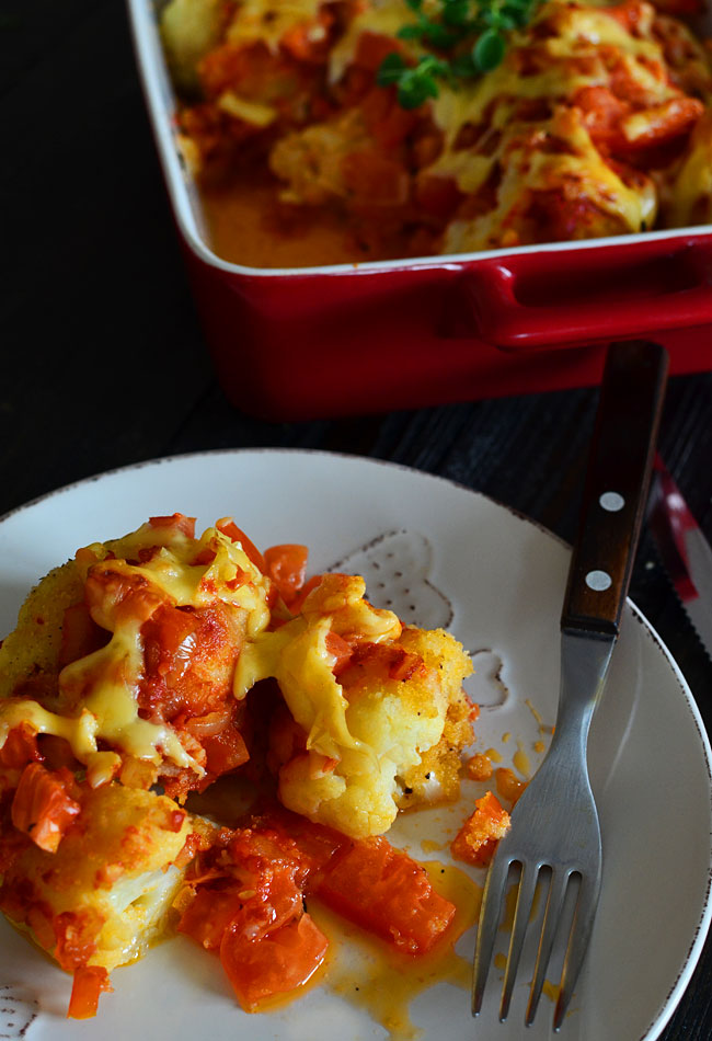 Pieczony kalafior pod pomidorami