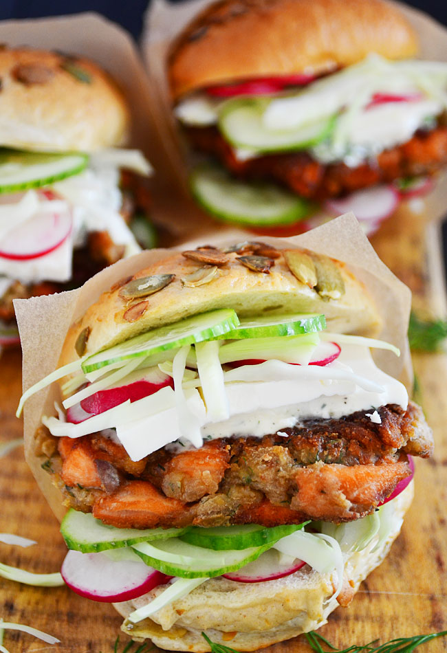 Domowe burgery z �ososia z warzywami w bu�ce z ziarnami