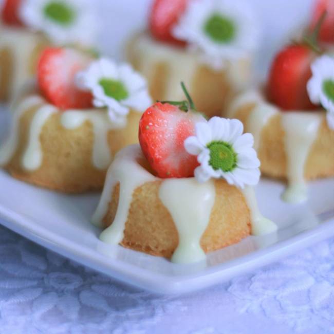 Minibabeczki migda�owe z truskawkami