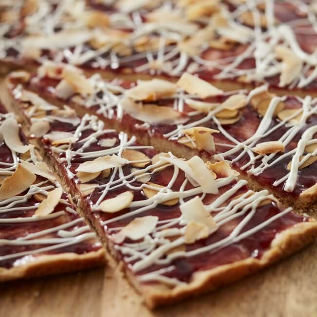 Pizza deserowa z konfiturami i p�atkami migda�owymi