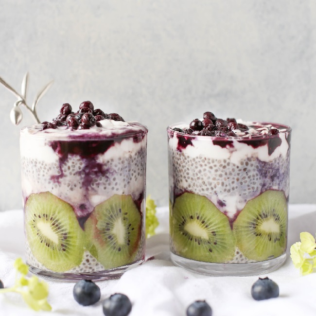 Deser z chia i konfiturami porzeczkowymi