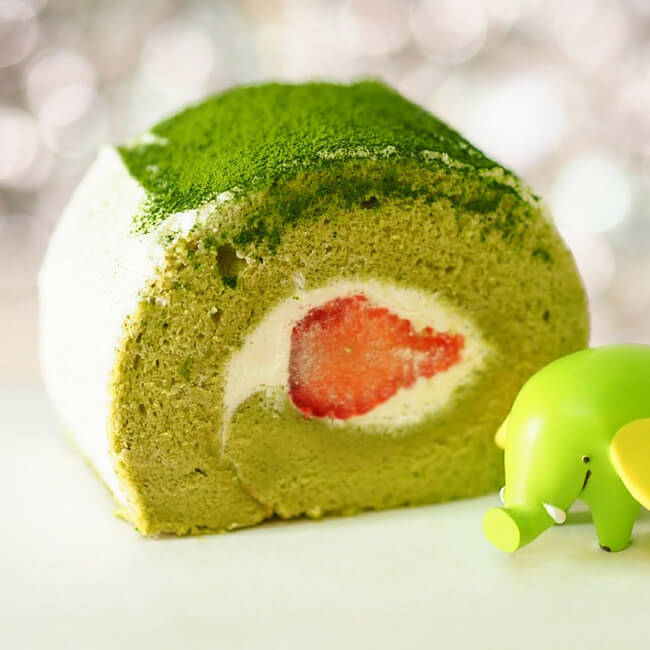 Zielona rolada matcha z truskawkami